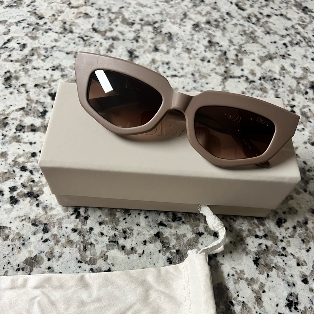 DEZI On Read Sunglasses